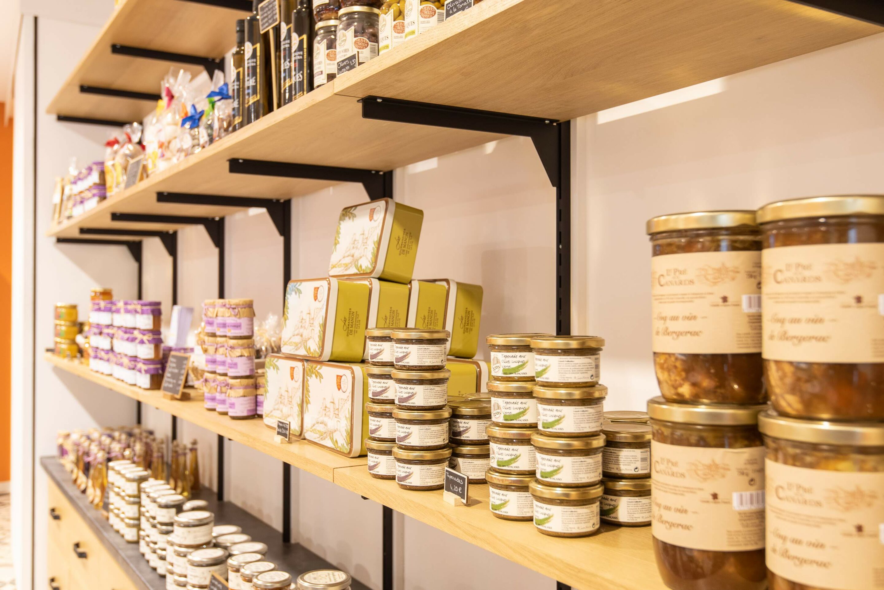 photo cosy du plo intérieur confitures sur étagères